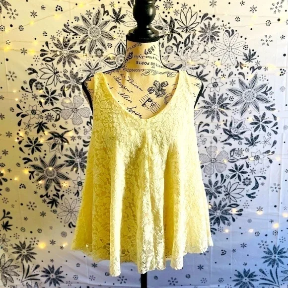 Lace cropped flowy camisole - Picture 2 of 5